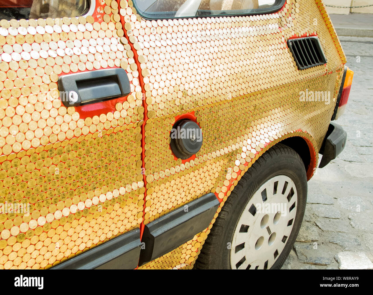 Krakau, Poland-June 10, 2015: original Oldtimer mit goldenen Münzen auf die Karosserie und Auto Body geklebt Stockfoto