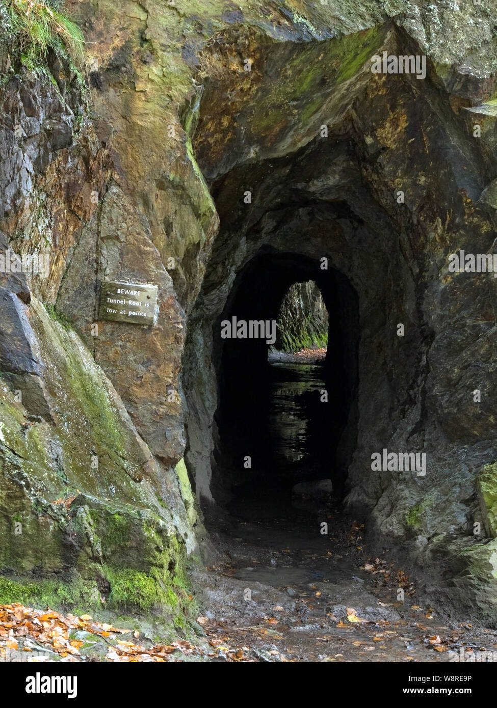 Eingang Buttermere Fußweg Tunnel durch den Fels im englischen Lake District, Cumbria, England, Großbritannien Stockfoto