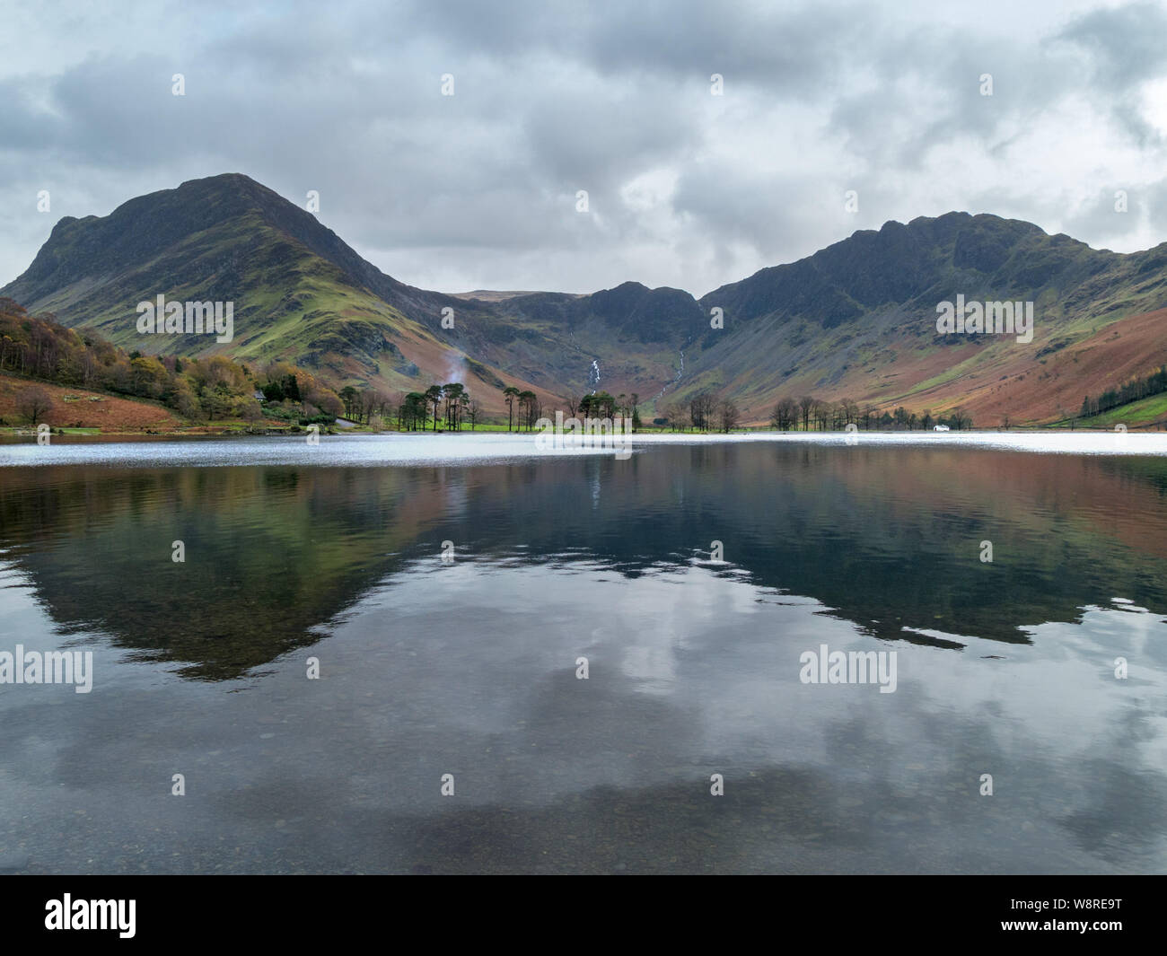 Lake Buttermere mit Warnscale unten und Fleetwith Hecht (links) und Heuballen (rechts) Berge, Lake District, Cumbria, England, Großbritannien Stockfoto