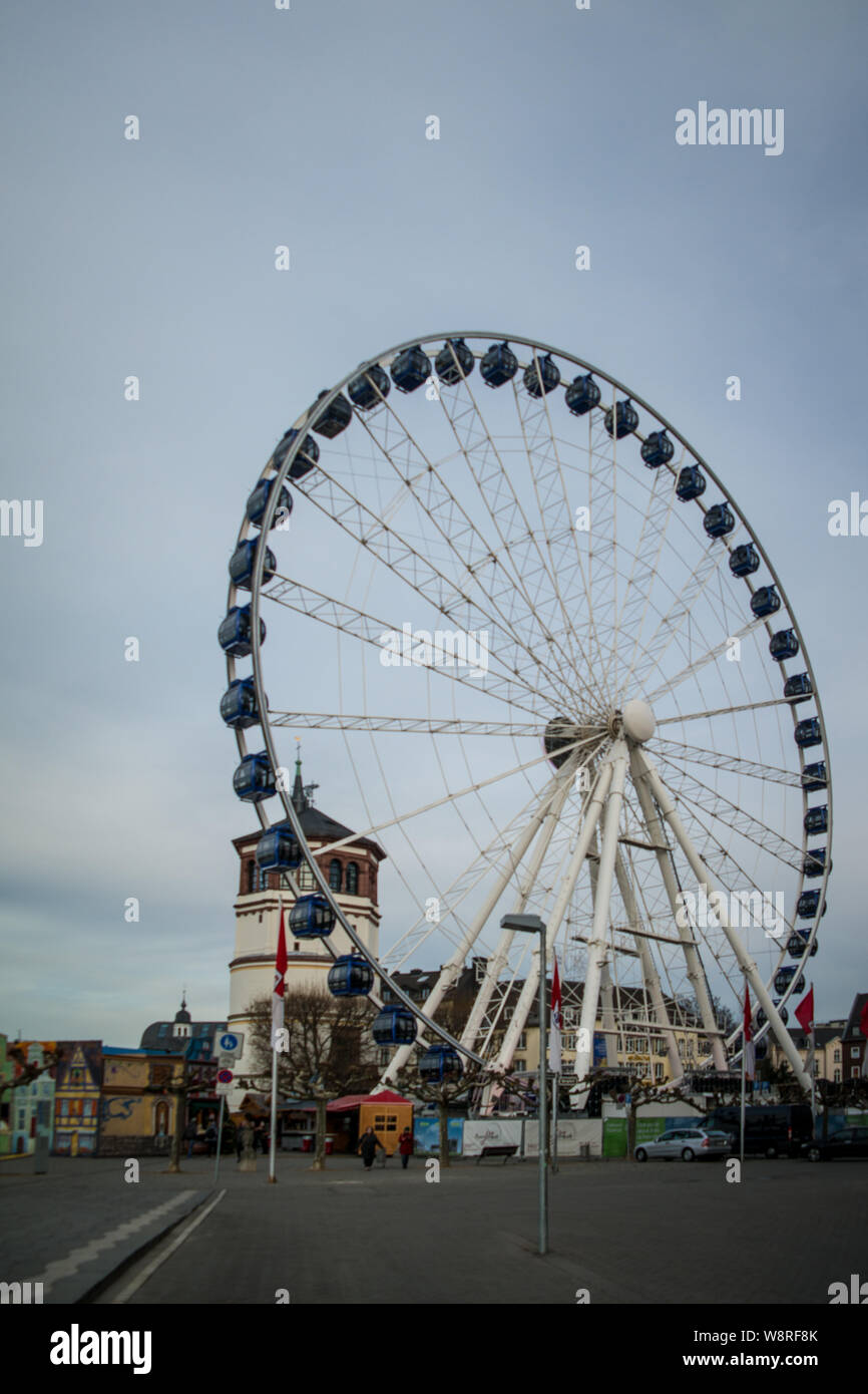 Riesenrad in Düsseldorf Weihnachtsmarkt während es in Altstadt Stockfoto