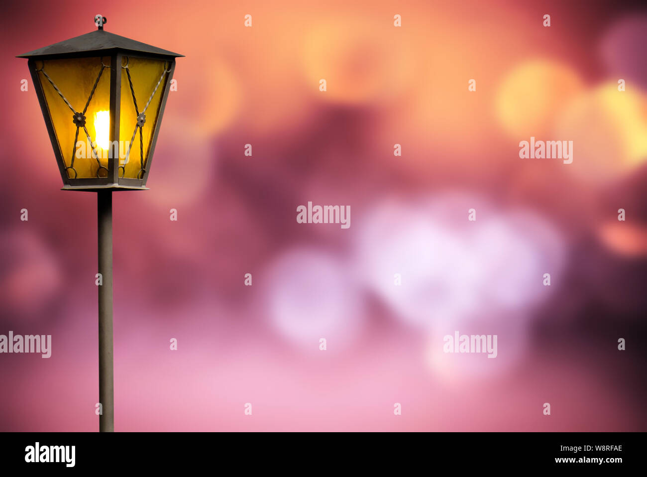 Beleuchtete Lamp Post in ein farbenfrohes Licht Nacht Szene Hintergrund mit kopieren. Stockfoto