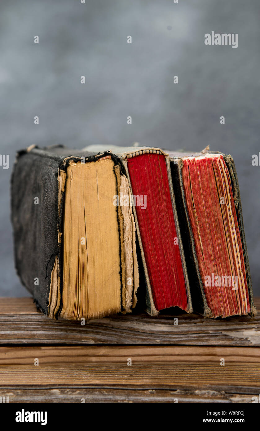 Alte und antike Bücher mit farbigen Block Stockfoto