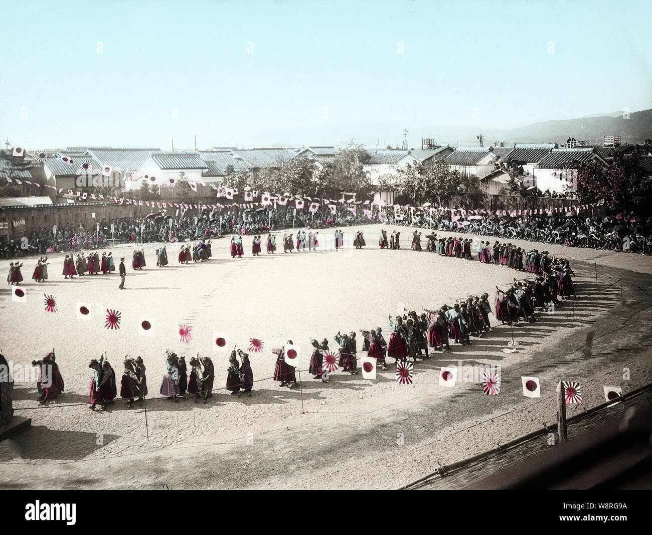 [1900s Japan - Japanische Schule Leben] - Grundschule Mädchen im Sport Tag ihrer Schule teilnehmen. Dieses Bild ist Teil der "Die Schule des Lebens von Jungen Japan" (Nr. 14), eine Reihe von japanischen Fotografen Kozaburo Tamamura in den frühen 1900 veröffentlicht s (späten Meiji). 20. Jahrhundert vintage Glas schieben. Stockfoto