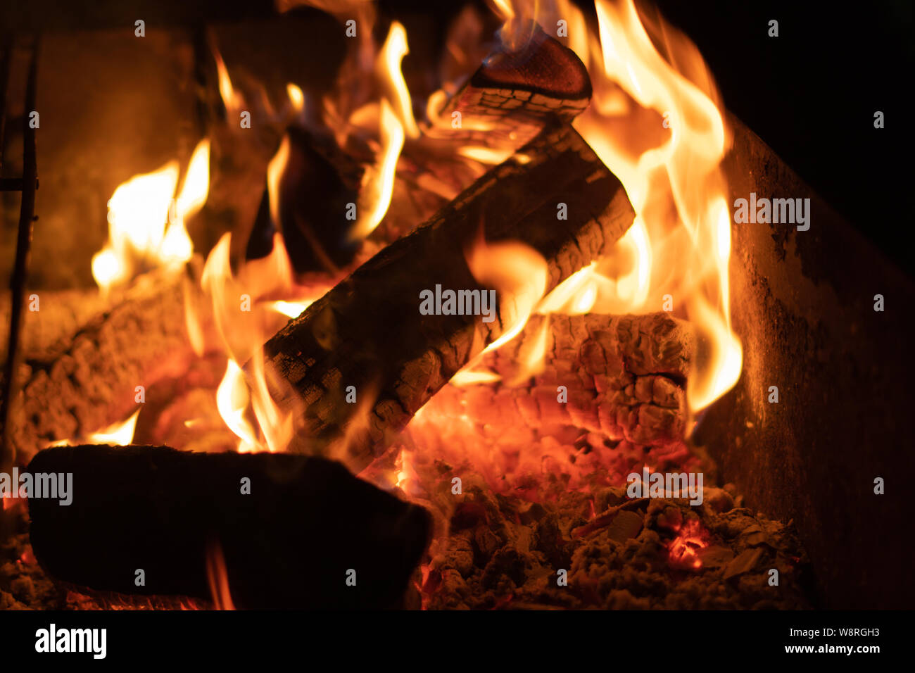 Lagerfeuer in der Nacht, Glut Tapete. Stockfoto