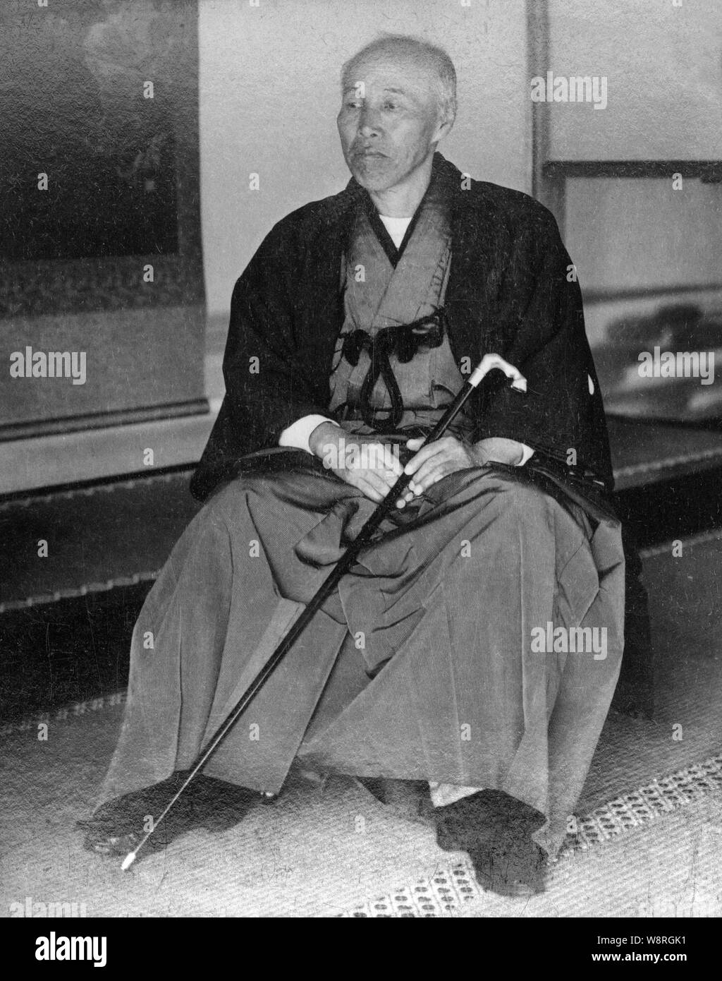 [1900s Japan - Japanische Staatsmann Shigenobu Okuma] - Japanischer Staatsmann Shigenobu Okuma (1838-1922) in seinem Haus in Tokyo 1903 (Meiji 36). Okuma war der 8. und 17. Premierminister von Japan und ein früher Verfechter der westlichen Wissenschaft und Kultur in Japan. 1882 (Meiji 15), Okuma Co - die konstitutionelle Reform Party (rikken Kaishinto) gegründet. Im gleichen Jahr gründete er auch das Tokyo Semmon Gakko. Die Schule wurde später der Waseda Universität. Schätzungsweise 300.000 Menschen nahmen an seinem Begräbnis in Tokyos Hibiya Park. 20. jahrhundert Vintage stereoview. Stockfoto