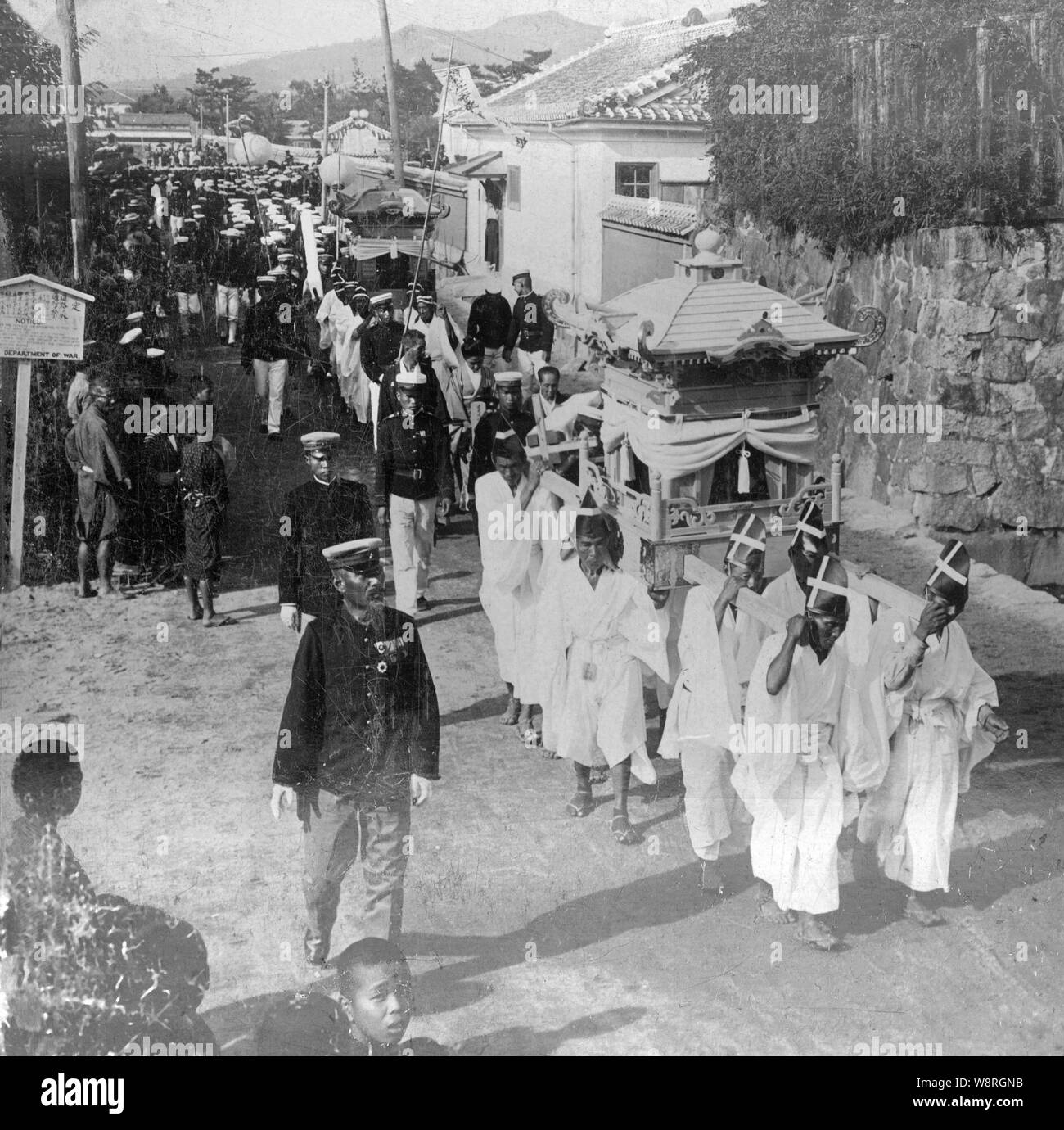 [1900s Japan - japanische Militär Beerdigung]-militärischen Trauerzug in Hiroshima 1905 (Meiji 38) für Offiziere, die in der Schlacht von Port Arthur (Lushunkou, China) Während des Russisch-Japanischen Krieges (1905-1905). 20. jahrhundert Vintage stereoview. Stockfoto