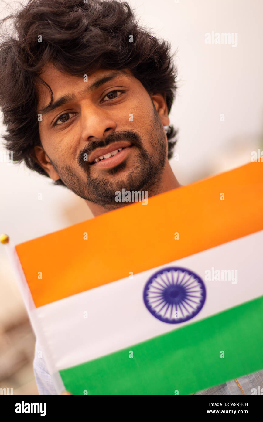 Porträt eines Jungen indischen Mann hält indische Flagge in der traditionellen indischen Kleid. Stockfoto