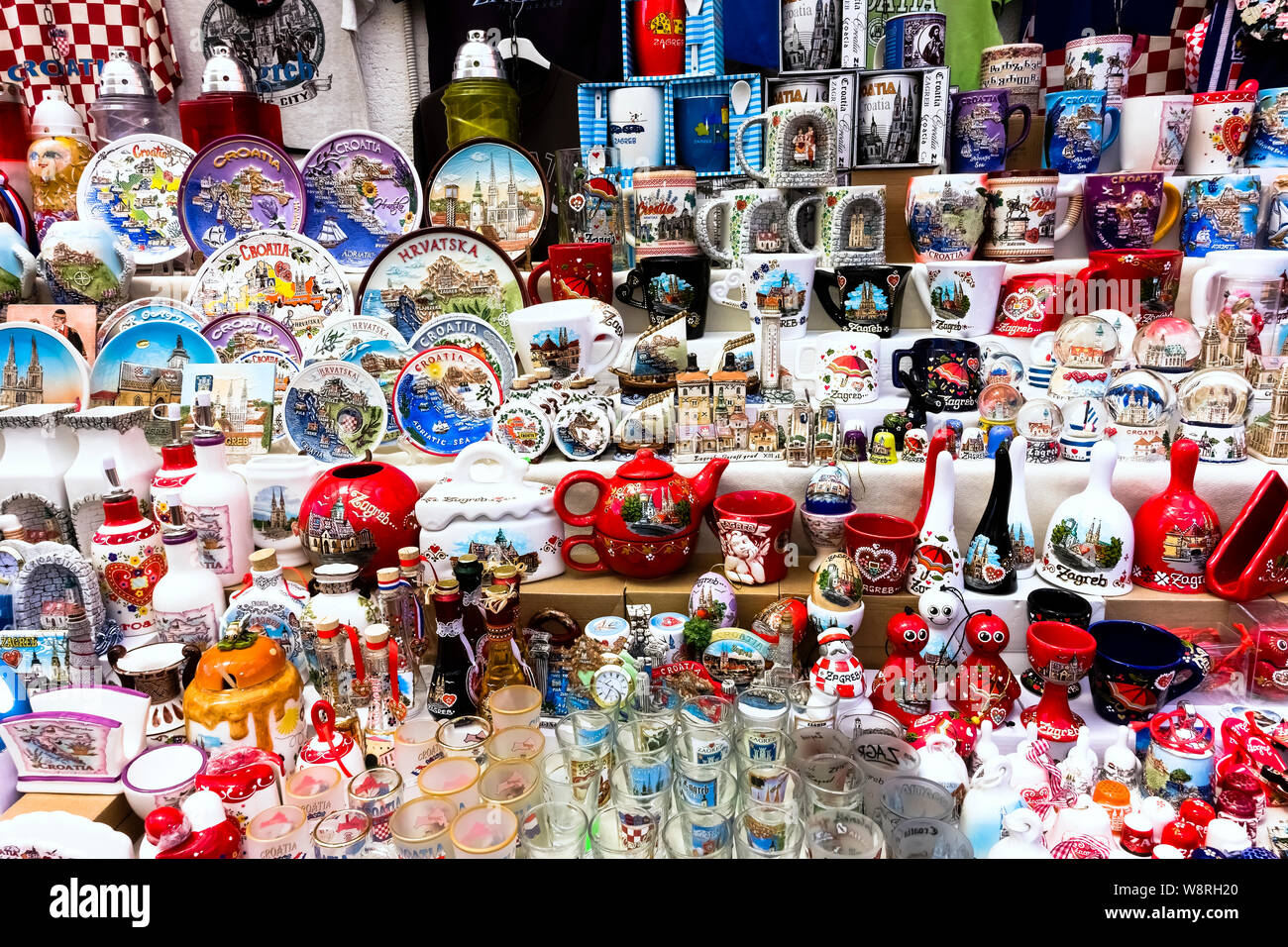 Touristische Einkaufsmöglichkeiten, kroatische Souvenirs auf dem Display an einem Stand. Zagreb, Kroatien, Europa, EU. Stockfoto