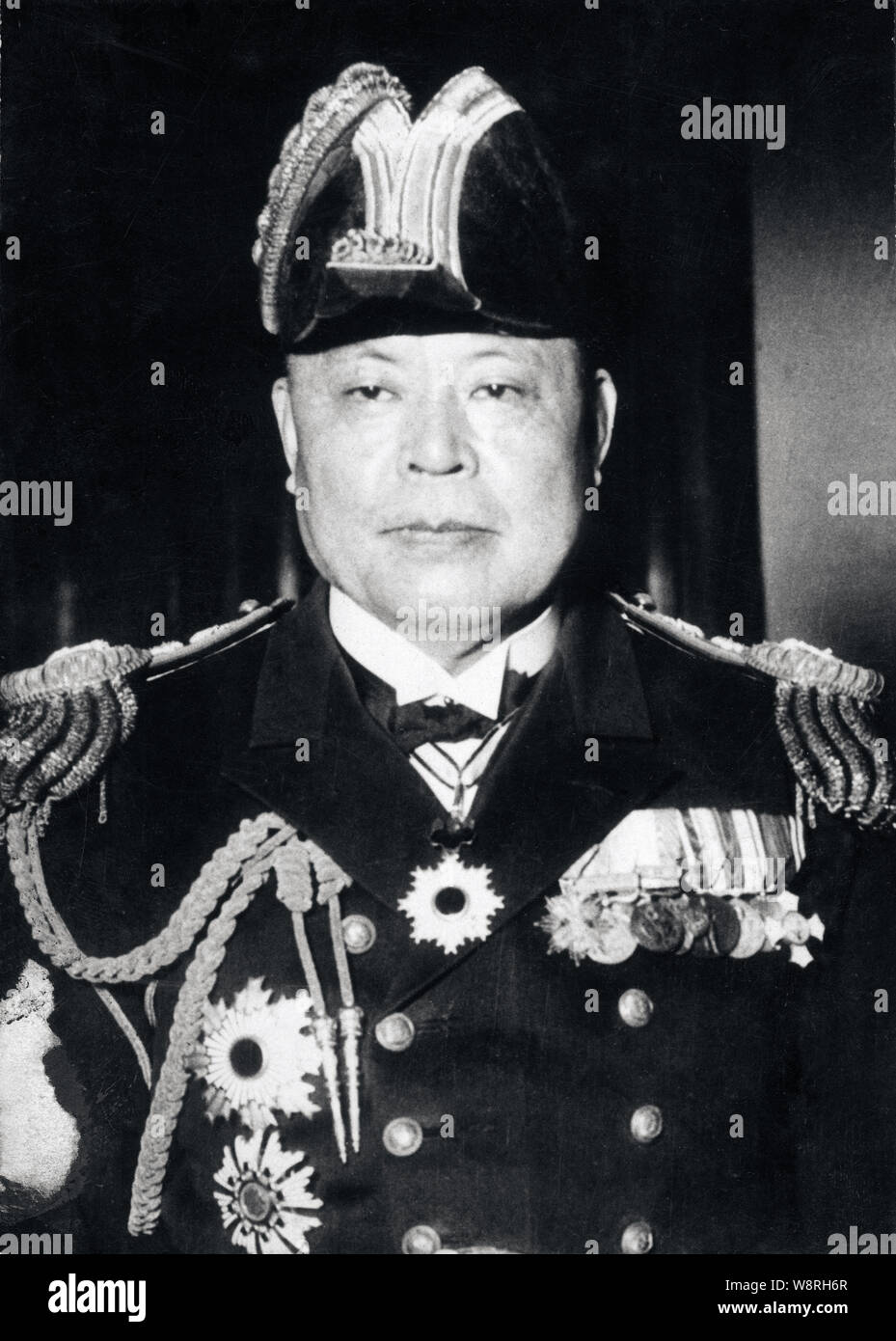 [1930er Jahre Japan - Japanische Minister der Marine Admiral Mineo Osumi] - Mineo Osumi (1876 - 1941) war ein Admiral in der Kaiserlichen Japanischen Marine und diente zweimal als Minister für die Marine von Japan. Er getötet wurde am 5. Februar 1941 (Showa 16), während des Zweiten Japanisch-Chinesischen Krieges, als seine Marine Transport Flugzeug durch chinesische Guerilla erschossen wurde. Stockfoto
