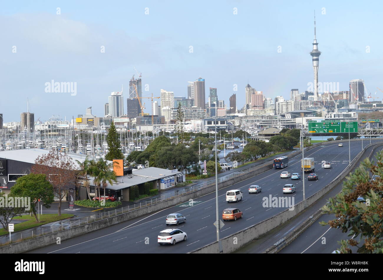 Auckland Skyline der Stadt mit Blick auf die nördliche Autobahn und Westhaven Marina Stockfoto