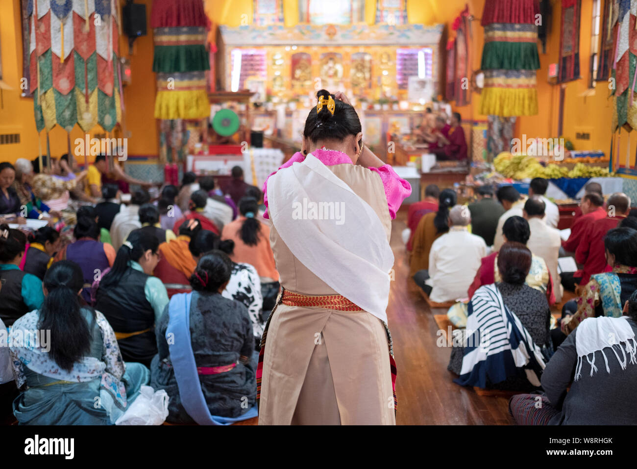 Ein Verehrer der Eingabe der Sherpa buddhistischen Tempel in Queens Pausen für einen Moment des Gebets und der Meditation. Stockfoto