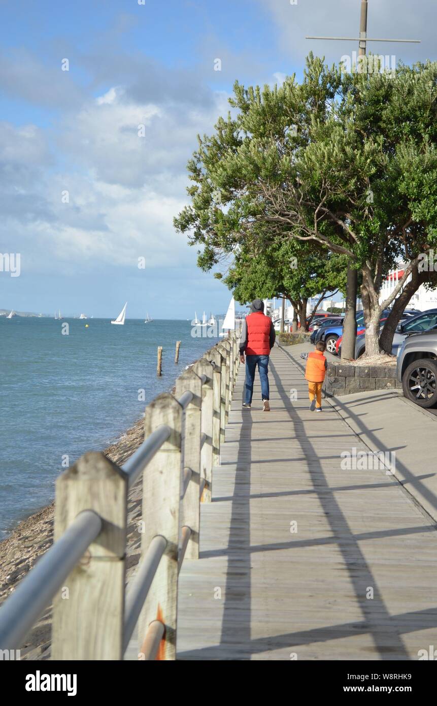 Wandern entlang der Westhaven Laufwerk Wiedergeben die Segelboote Stockfoto