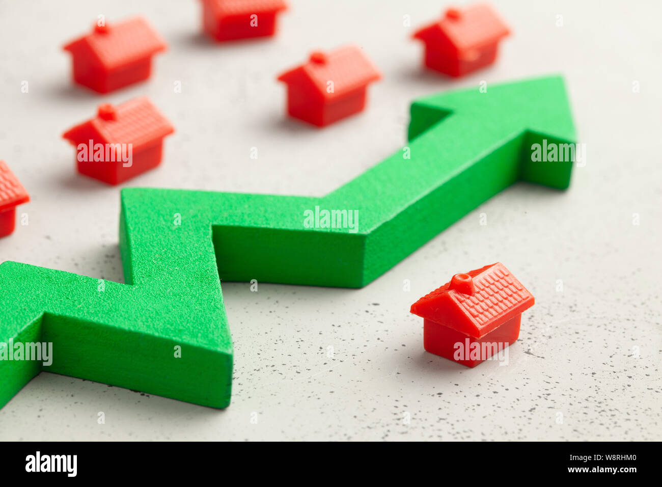 Haus und roten Pfeil nach oben. Steigende Immobilienpreise. Die versicherungs- oder Steuersätze. Stockfoto