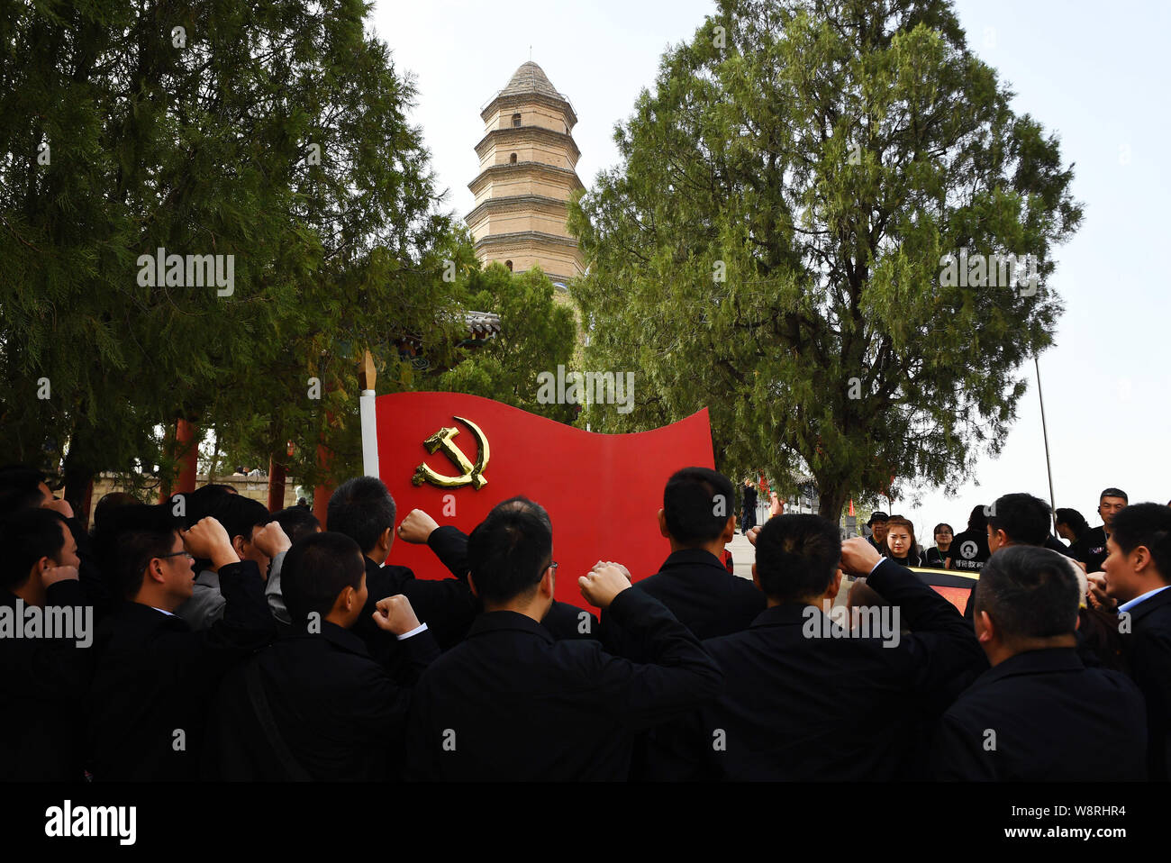 (190811) - Peking, Aug 11, 2019 (Xinhua) - Besucher Überprüfung der Eid der Kommunistischen Partei Chinas an der Die baota Berg in Yan'an, Provinz Shaanxi im Nordwesten Chinas, 25. April 2019. (Xinhua / Liu Xiao) Stockfoto