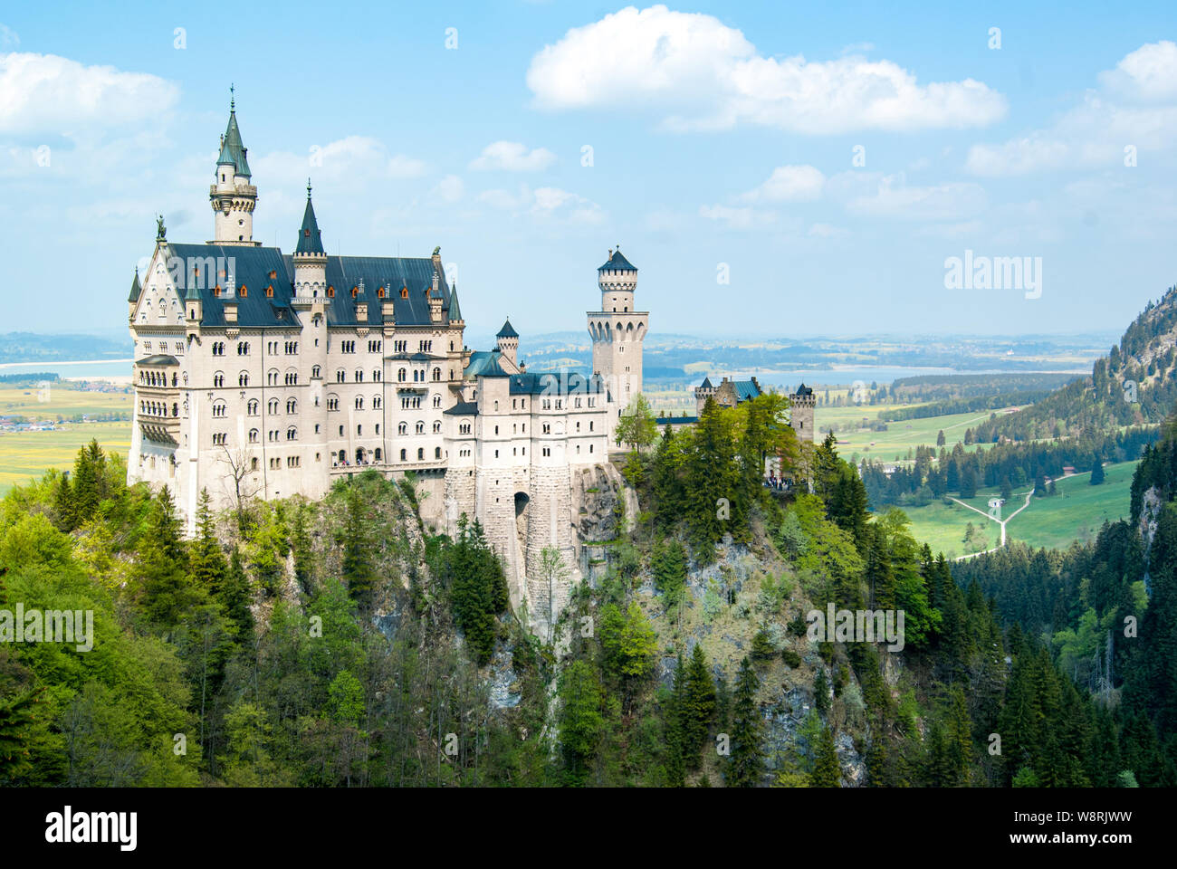 April 2011. Das Schloss Neuschwanstein (Schloss Neuschwanstein) ist ein Palast aus dem 19. Jahrhundert oberhalb des Dorfes Hohenschwangau in Bayern, Deutschland Stockfoto