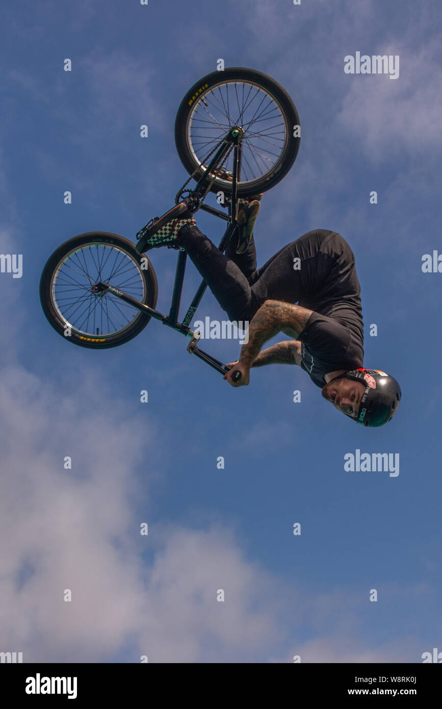 BMX Tricks auf einer Halfpipe Stockfoto