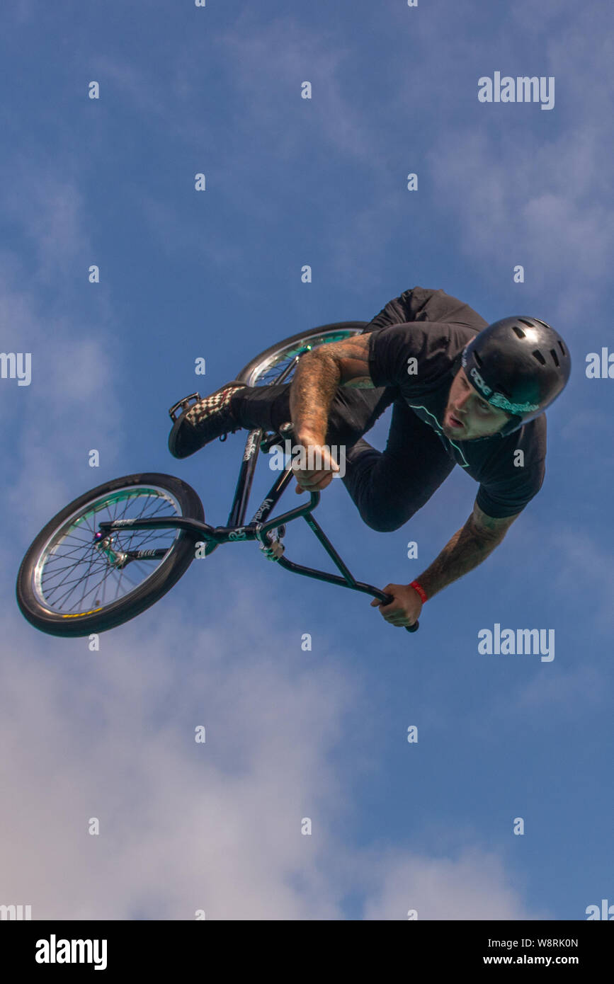 BMX Tricks auf einer Halfpipe Stockfoto