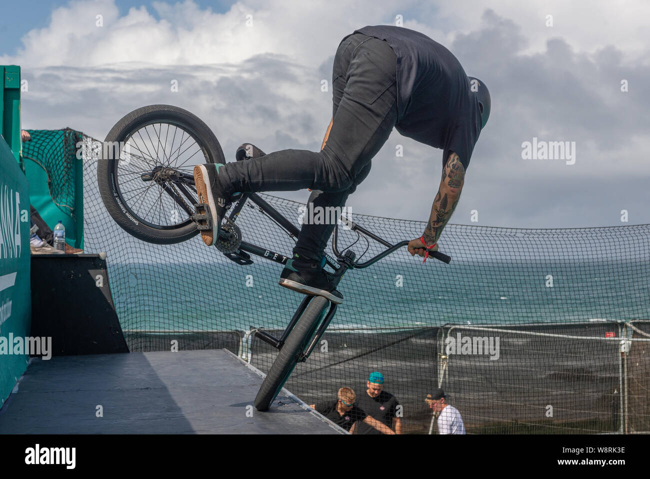 BMX Tricks auf einer Halfpipe Stockfoto