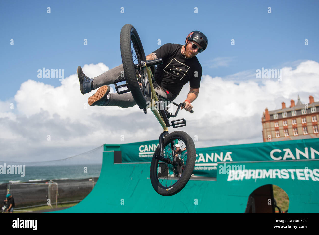 BMX Tricks auf einer Halfpipe Stockfoto