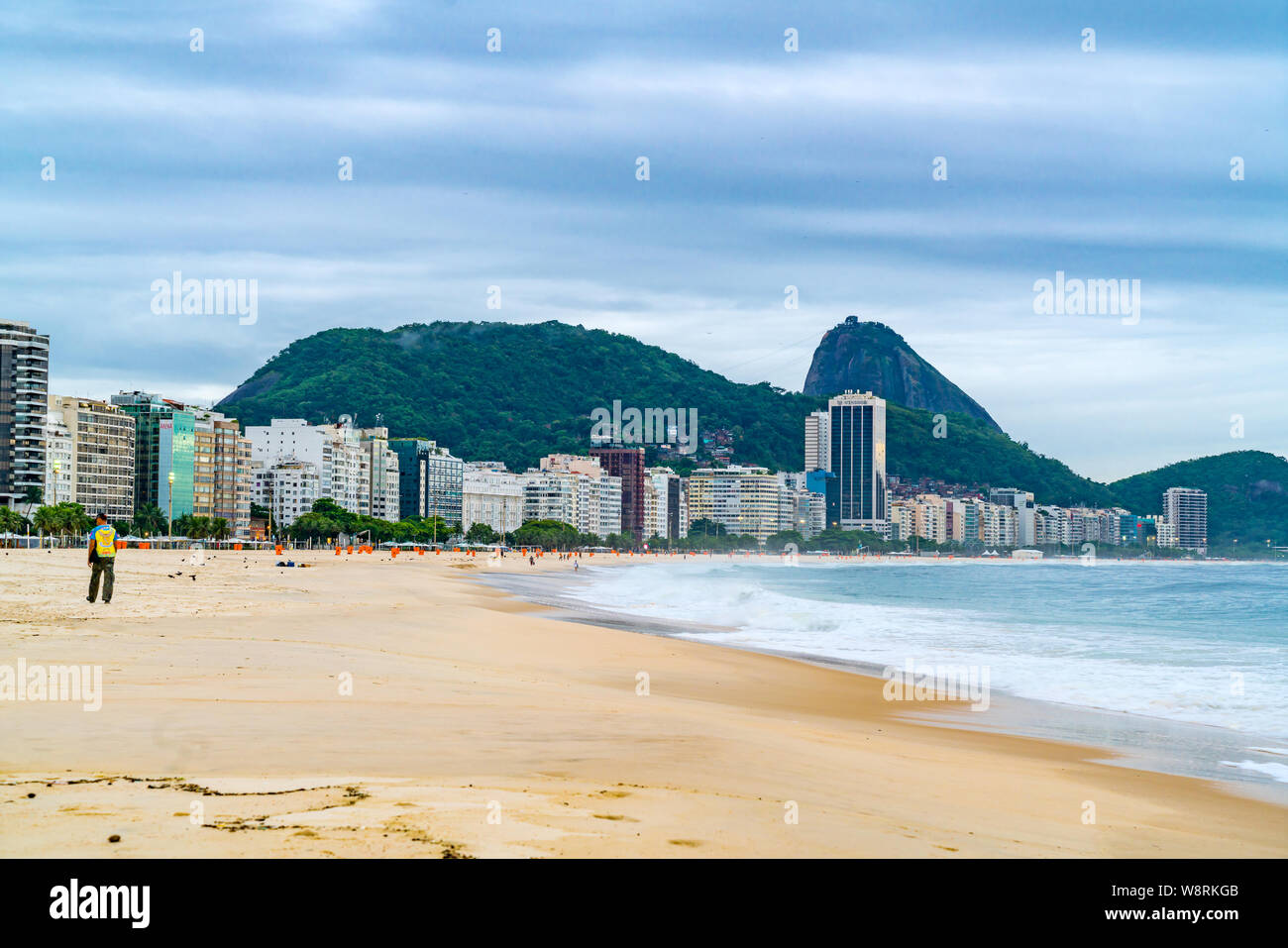 RIO DE JANEIRO, BRASILIEN - 2. MÄRZ 1916: Blick auf den Strand von Copacabana in Rio de Janeiro am Abend Stockfoto