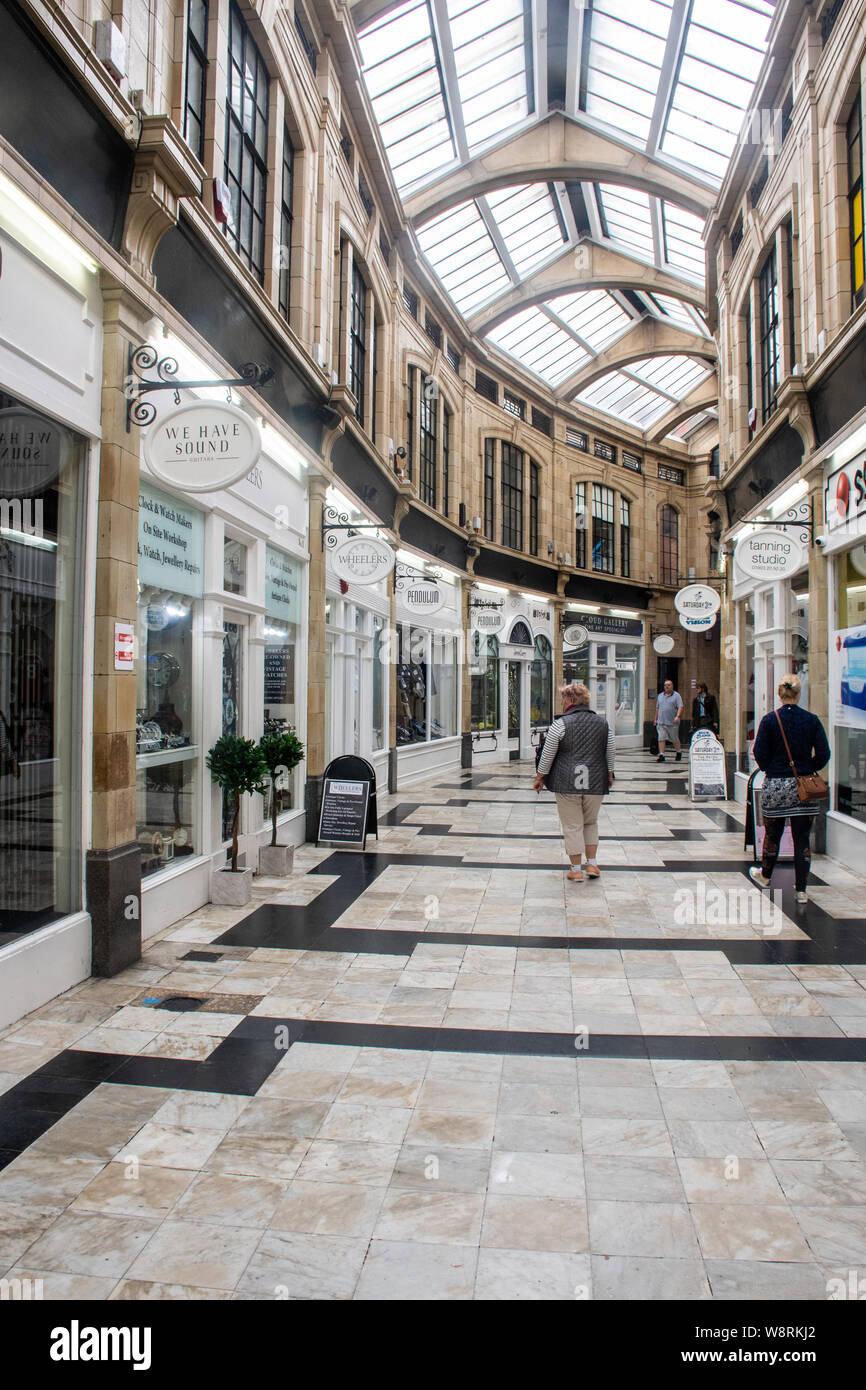 Worthing Vereinigtes Königreich 20 Juli 2019 -: Indoor Royal Shopping Mall mit geschwungenen Dach Stockfoto