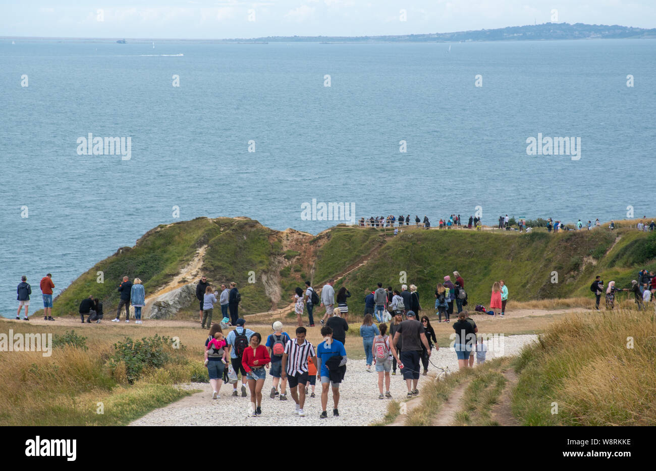 Lulworth Dorset Vereinigtes Königreich 21 Juli 2019 -: Große Anzahl von Touristen in Richtung Durdle Door Stockfoto