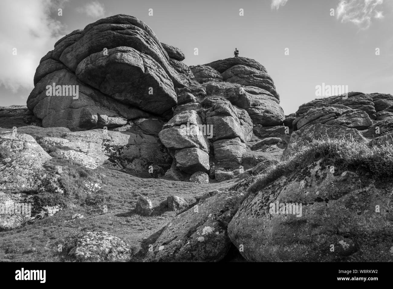Juni 2016. Ein Besucher steht auf dem Sattel, Tor in Lindos, Dartmoor, Großbritannien Stockfoto