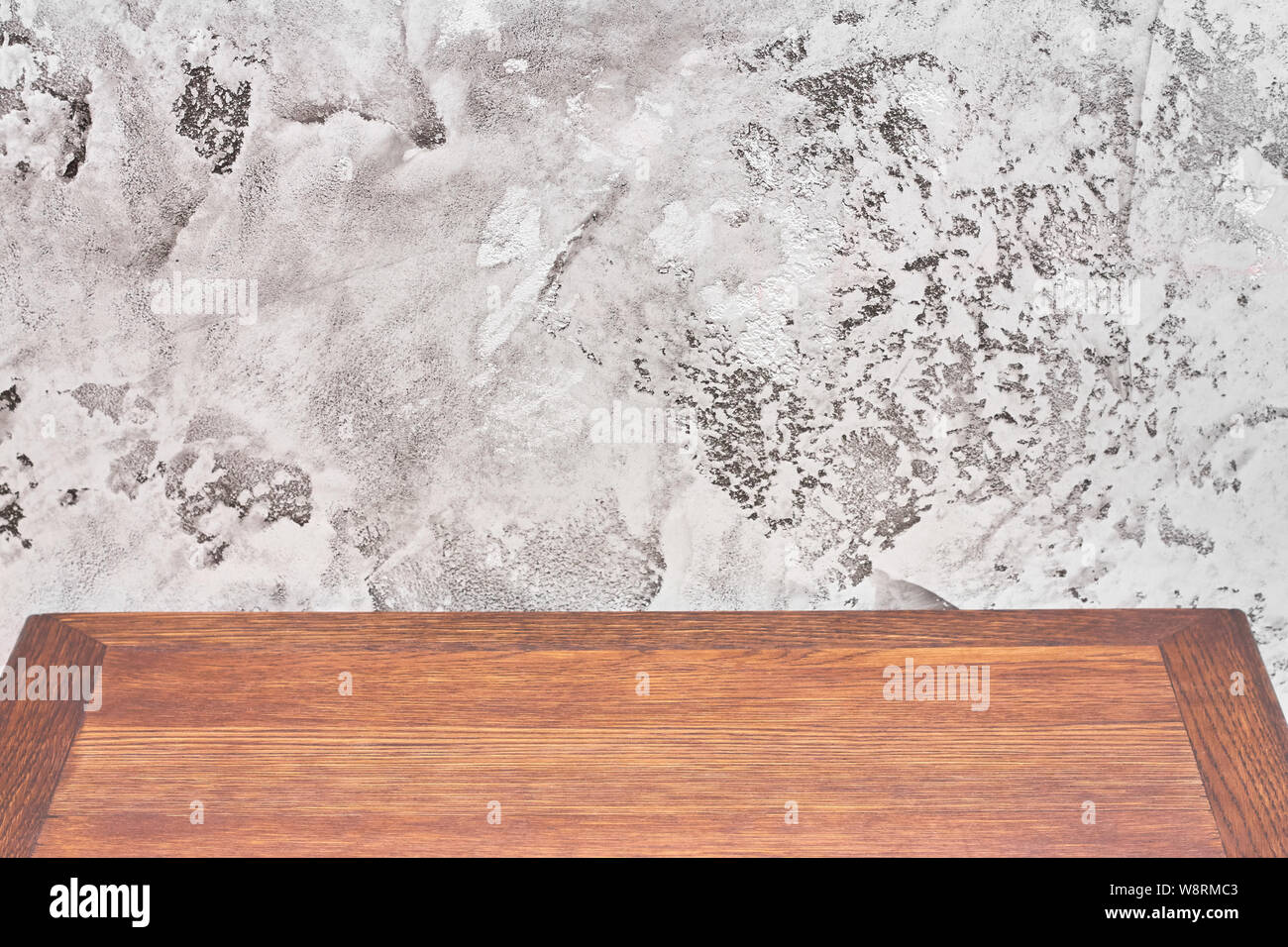 Holz Tisch vor cement Wall, grauer Beton Loft style Wand benutzen für den Hintergrund. Stockfoto