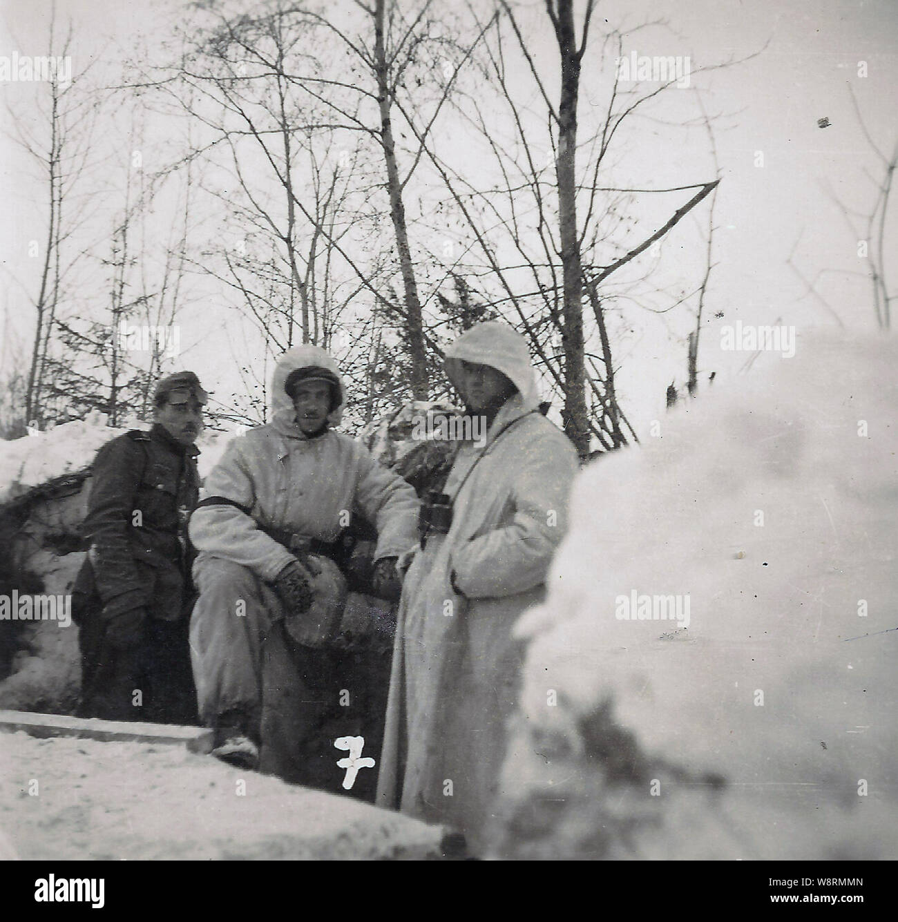 Deutsche Soldaten stellen in ihrem Winter Anzüge an der russischen Front 1942 Stockfoto