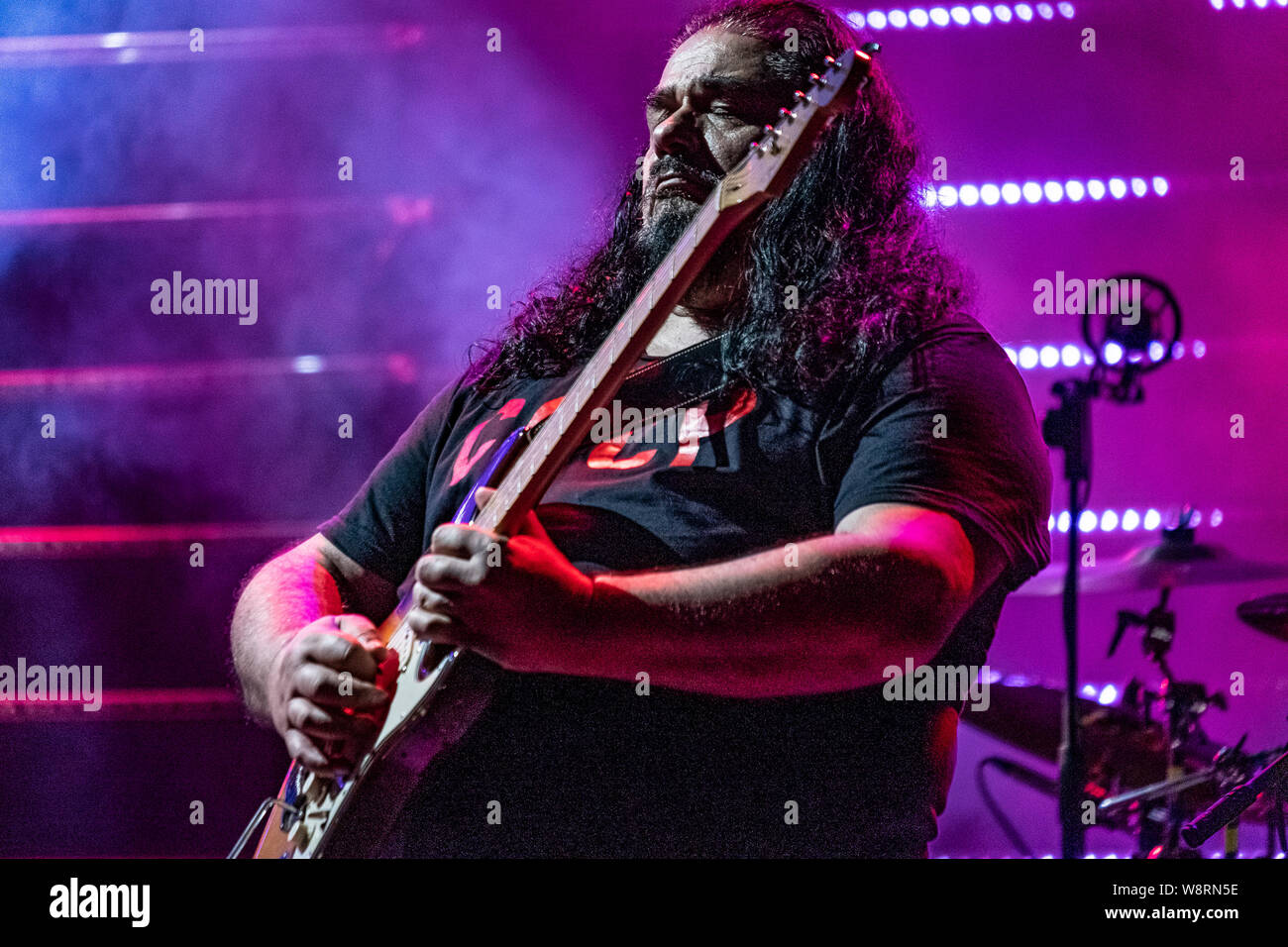 Ripatransone, Italien. 28. Juli 2019. Italienische Sänger und Songwriter Luca Carboni, führt live auf der Bühne in der Cantina dei Colli Ripani in Ripatransone während seiner "Sputnik Tour 2019". italienische Sänger und Songwriter Luca Carboni, führt live auf der Bühne in der Cantina dei Colli Ripani in Ripatransone während seiner "Sputnik Tour 2019". Italienische Sänger und Songwriter Luca Carboni, führt live auf der Bühne in der Cantina dei Colli Ripani in Ripatransone während seiner "Sputnik Tour 2019". (Foto von Andrea Vagnoni/Pacific Press) Quelle: Pacific Press Agency/Alamy leben Nachrichten Stockfoto