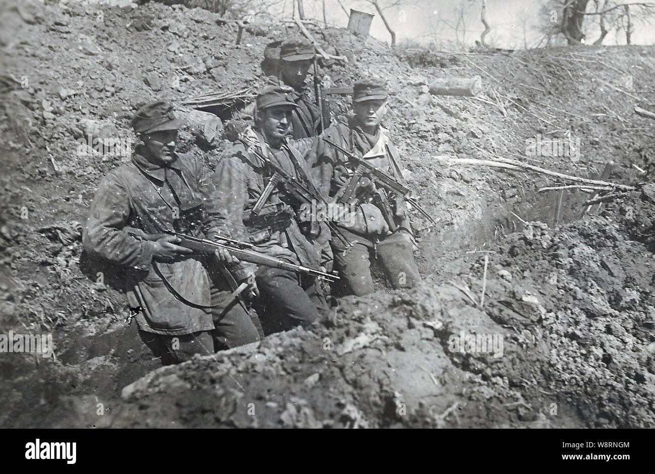 Deutsche Soldaten der Luftwaffe Field Division in Camouflage Jacken Pose an der Ostfront mit MP40 Sub Maschinengewehre Stockfoto