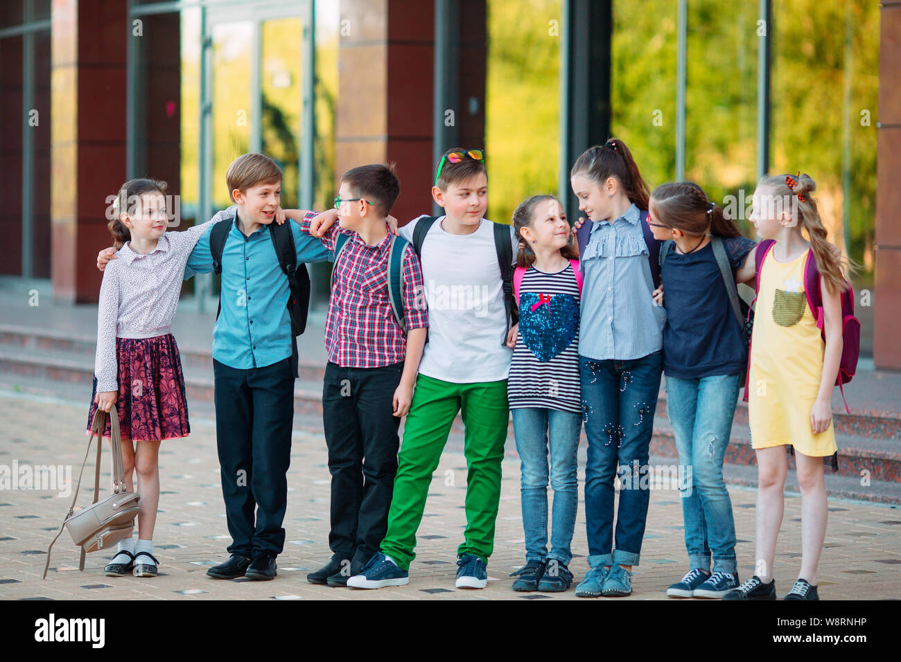 Kinder- Freundschaft. Schoolmate Schüler stehen in einer Umarmung auf dem Schulhof. Stockfoto