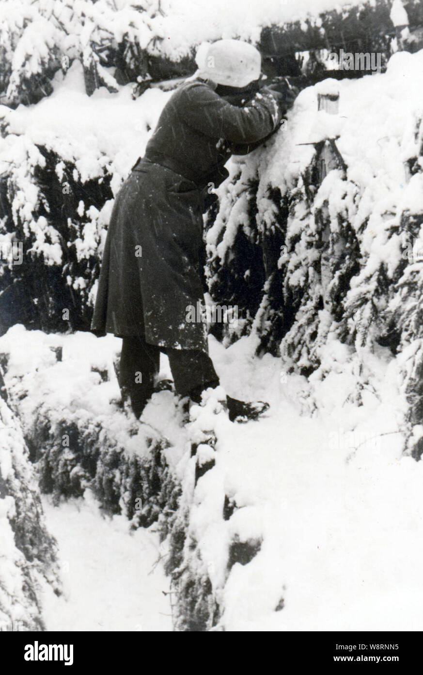 Deutscher Soldat in defensiver Position im Winter 1941/ 1942 ein s/w Foto von. Zweiter Weltkrieg an der russischen Front Stockfoto