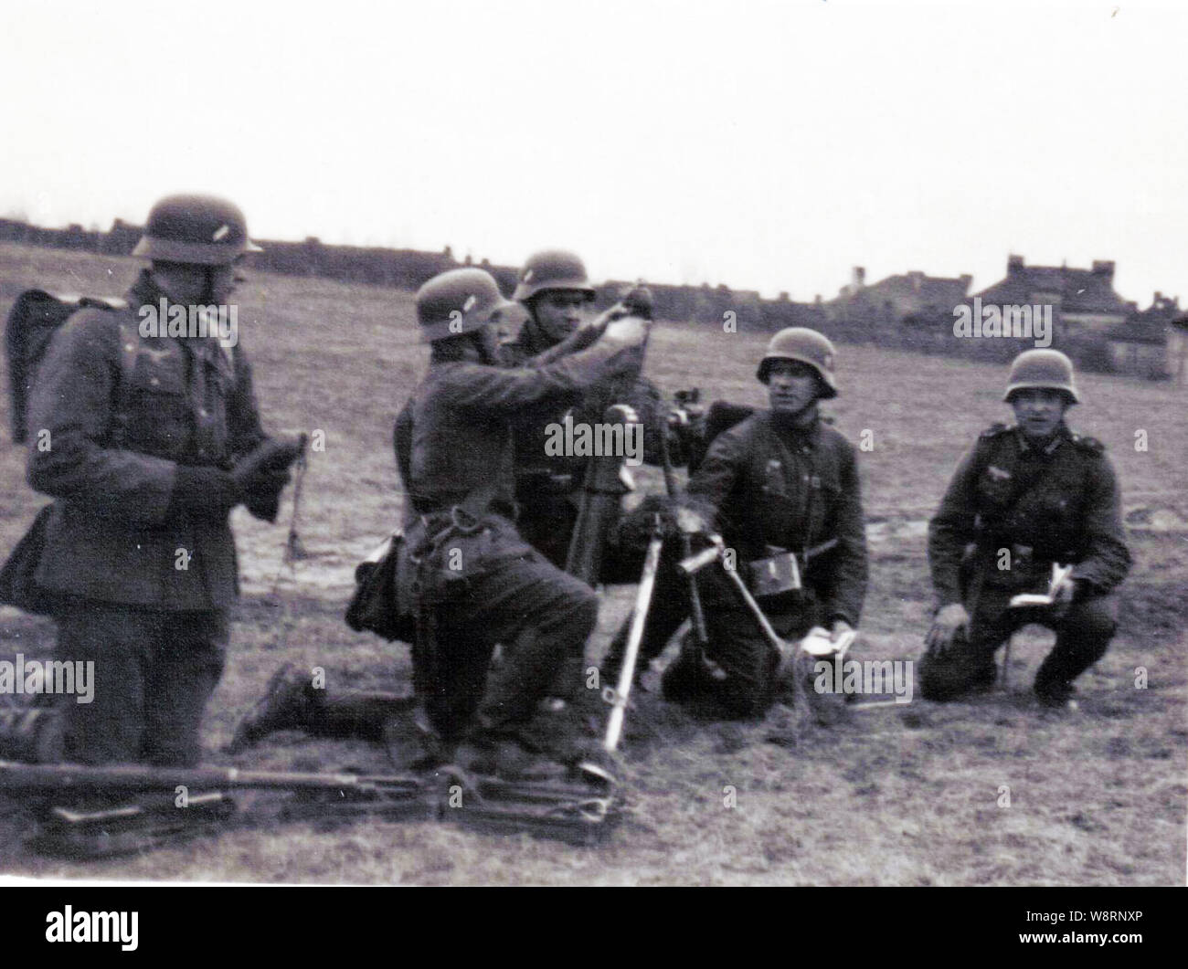 Deutsch 8 cm Mortar Crew im Feld in Frankreich 1940 Stockfoto