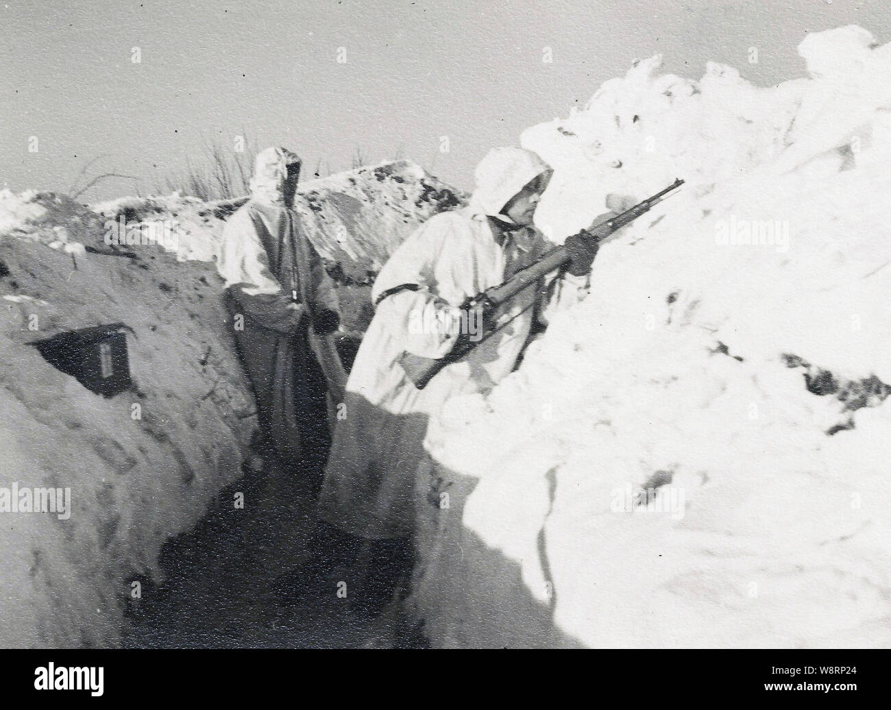 Deutsche Soldaten im weißen Schnee Camouflage in einem Graben an der russischen Front während des Winters von 1942 Stockfoto