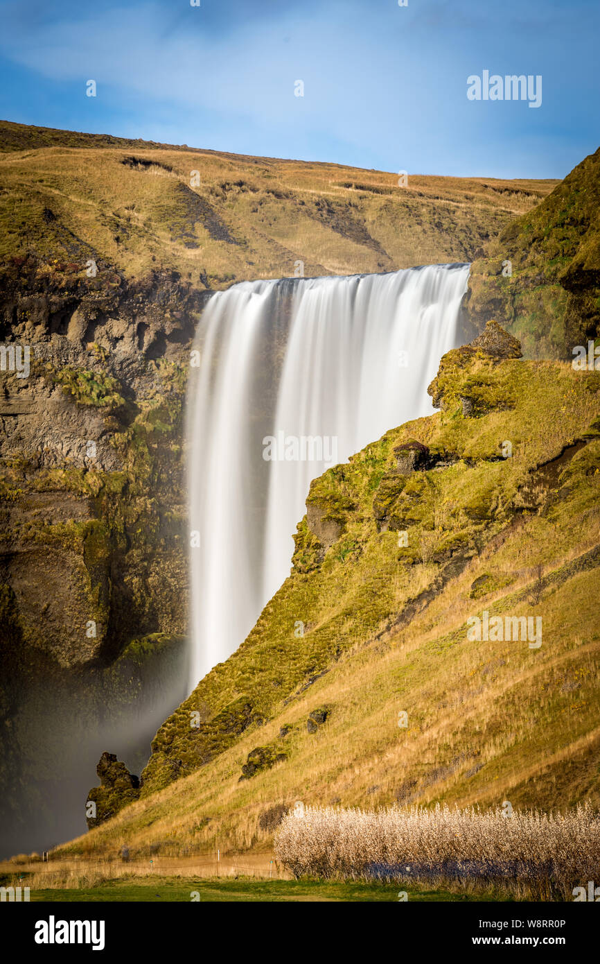 Skogafoss, dem höchsten Wasserfall im südlichen Island Stockfoto