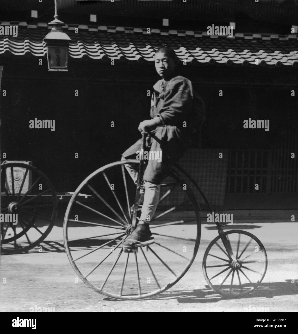 [1900s Japan-Flags und Theater in Osaka] - Japaner auf hohe Rad Fahrrad. Stockfoto