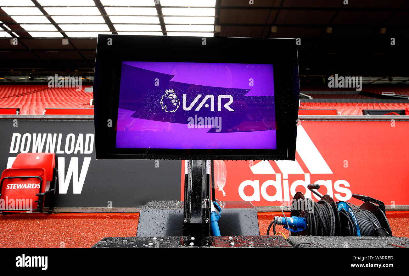 Ein VAR (Video Schiedsrichterassistenten) Monitor pitch Seite vor der Premier League Spiel im Old Trafford, Manchester. Stockfoto