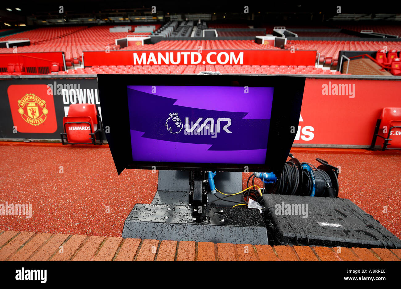 Ein VAR (Video Schiedsrichterassistenten) Monitor pitch Seite vor der Premier League Spiel im Old Trafford, Manchester. Stockfoto