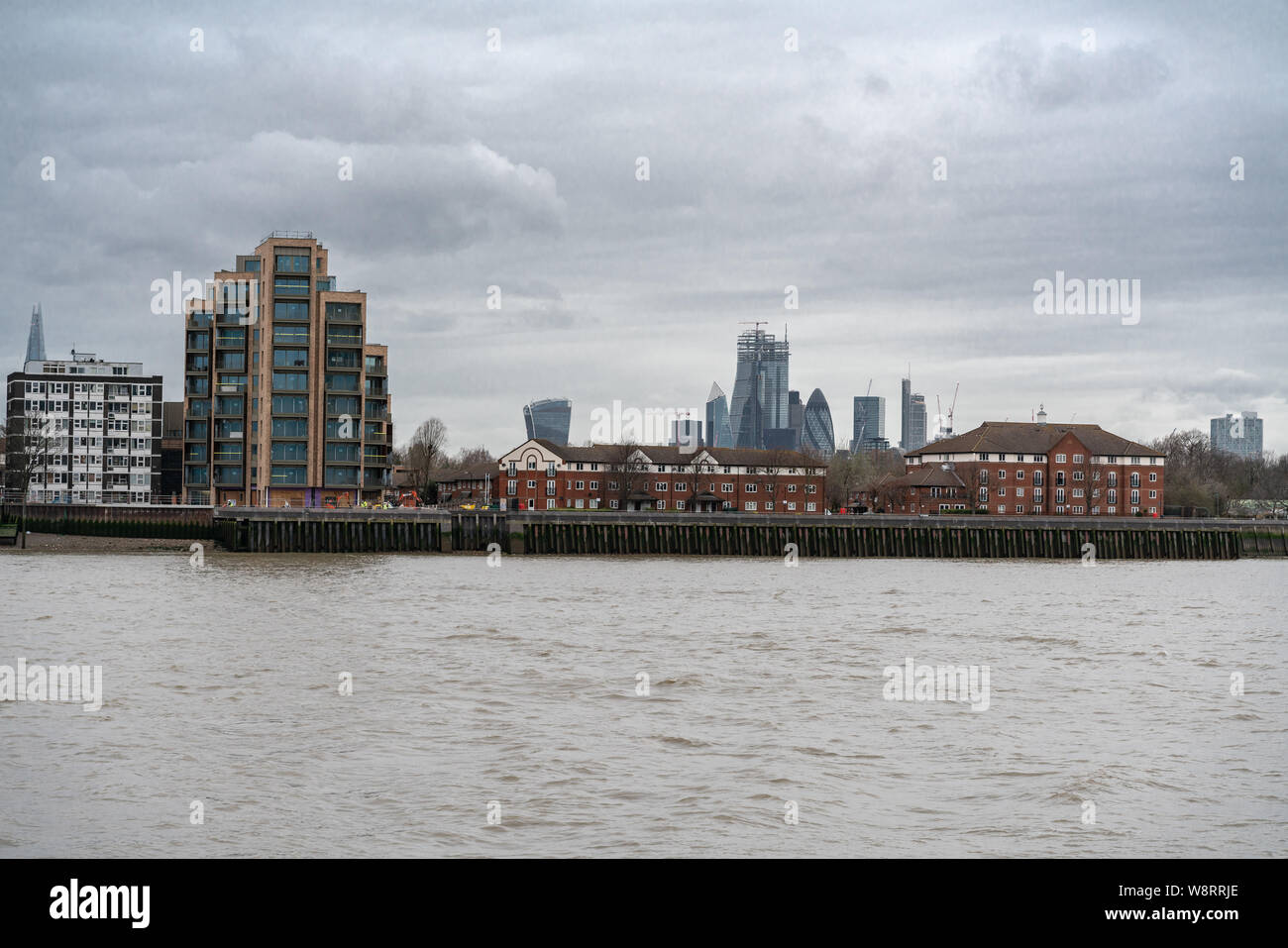 Die Türme der Stadt London beaufsichtigt River Side Apartments, Wohnungen und Häuser am Ufer der Themse Stockfoto