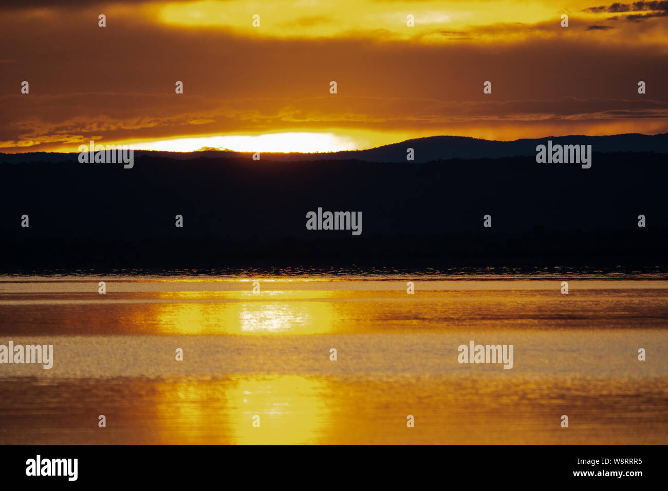 Sonnenuntergang am Lake Kariba, der weltweit größten künstlichen See, Simbabwe Stockfoto
