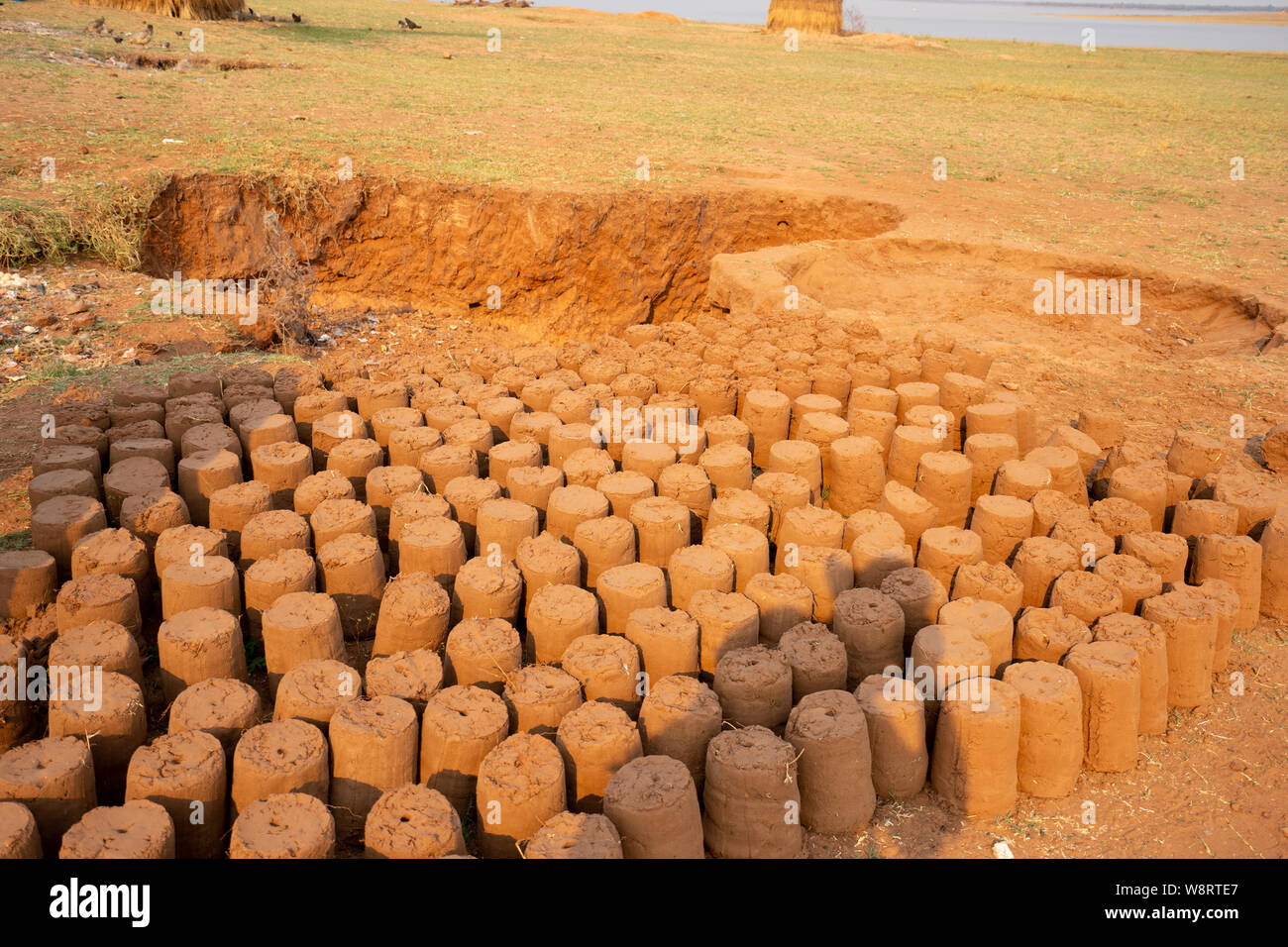 Lehmziegel für Gebäude sind der Sonne getrocknet zu einem Tonga Fischerdorf am Lake Kariba, Simbabwe Stockfoto