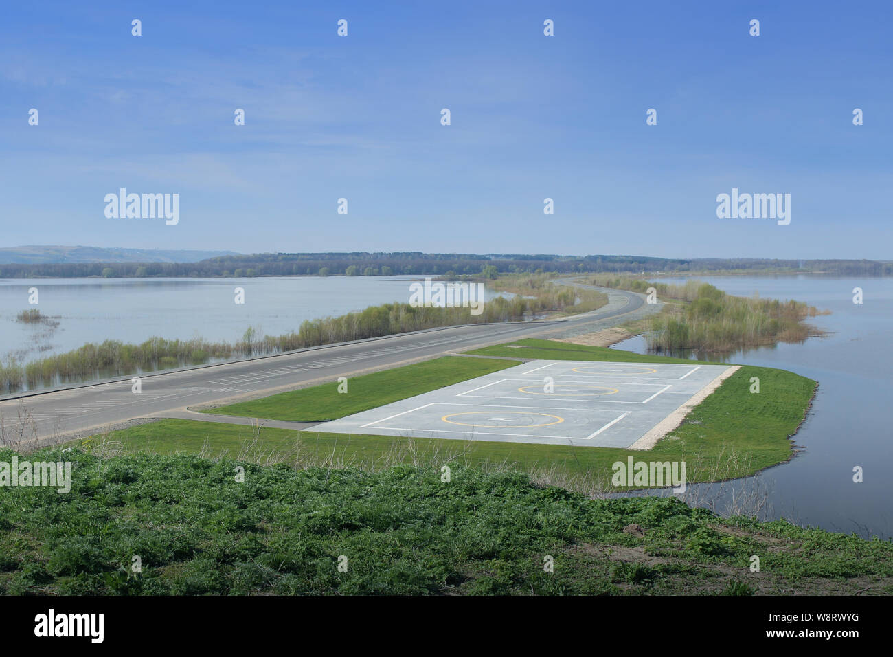 Eine kleine Hubschrauberlandeplatz in der Nähe des Wasser. Hubschrauberlandeplatz in der Nähe der Wasser Stockfoto