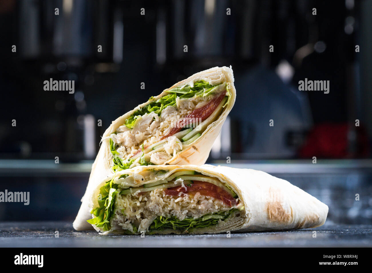 Shawarma sandwich Gyro frische Rolle Lavash Fladenbrot Huhn Rind shawarma  falafel RecipeTin Eatsfilled mit gegrilltem Fleisch, Pilzen, Käse. Tradit  Stockfotografie - Alamy