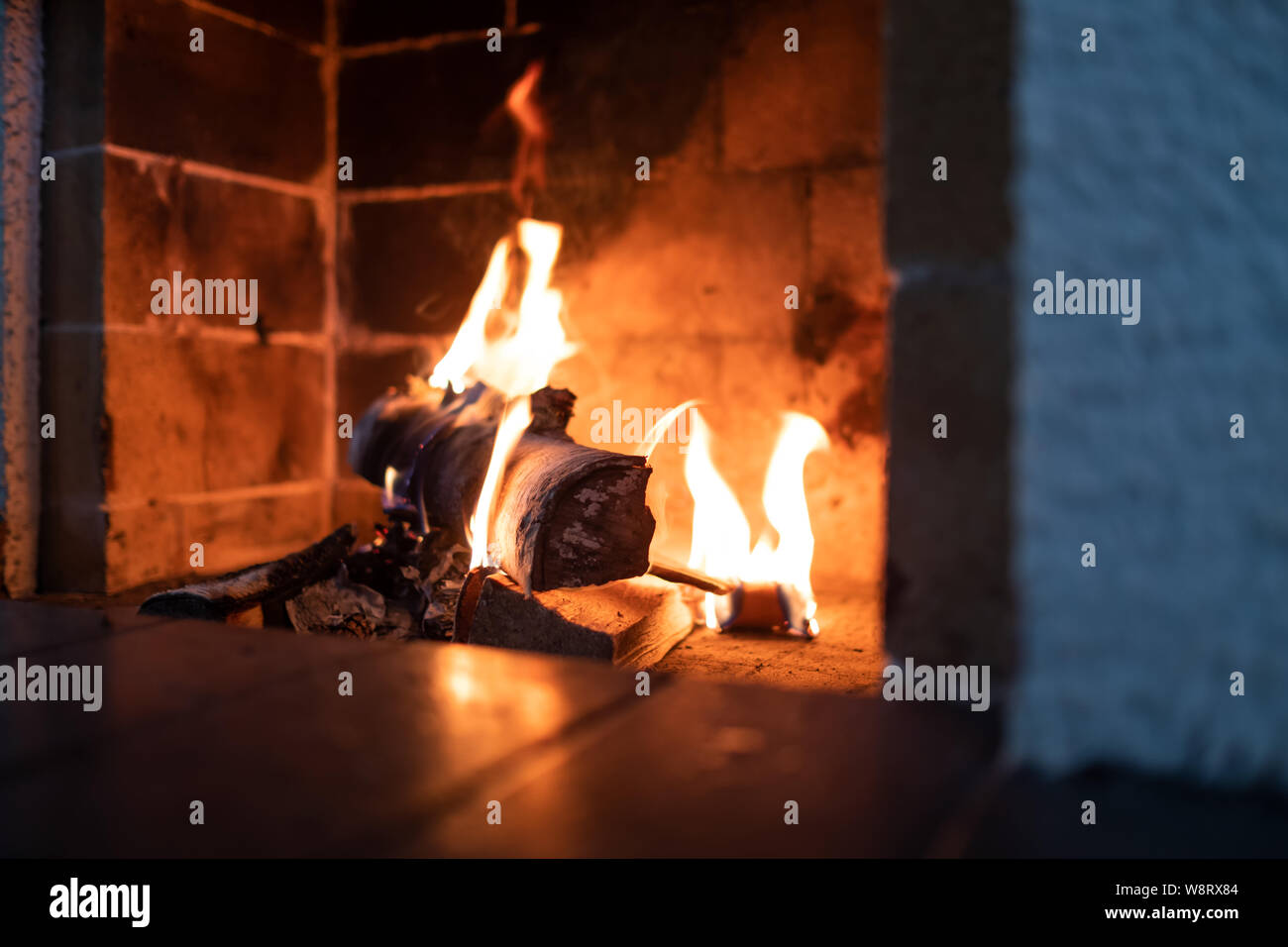 Nahaufnahme von brennenden Holz in den Kamin. Stockfoto