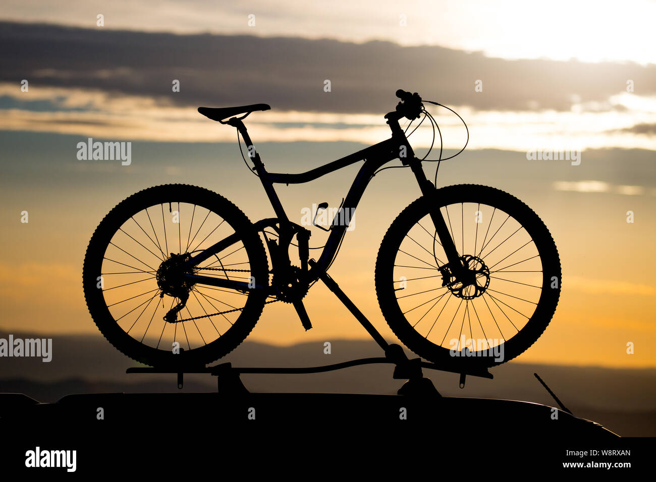 Fahrrad an Dachträger Stockfoto