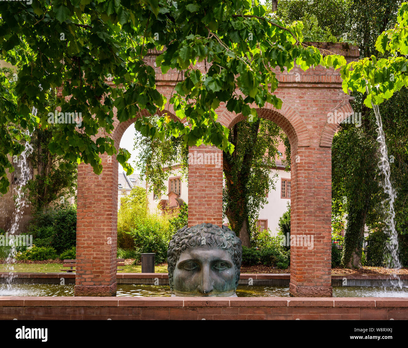 La Naissance de la Zivilisation, der Geburt der Zivilisation Brunnen, aquädukt Replik, Janus Kopf, Tomi Ungerer 1988, Straßburg, Elsass, Frankreich, Europa, Stockfoto