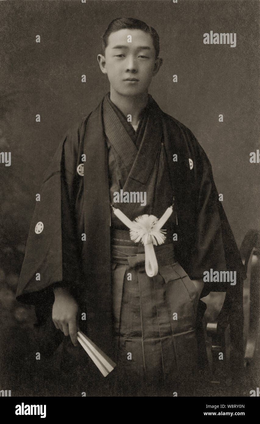 [1910s Japan - junge Japaner im Kimono] - Junge Japaner, die in förmlichen Kimono. Auf der Rückseite, das Foto ist etwas älter als 1917 (taisho 6). 20. Jahrhundert vintage Silbergelatineabzug. Stockfoto