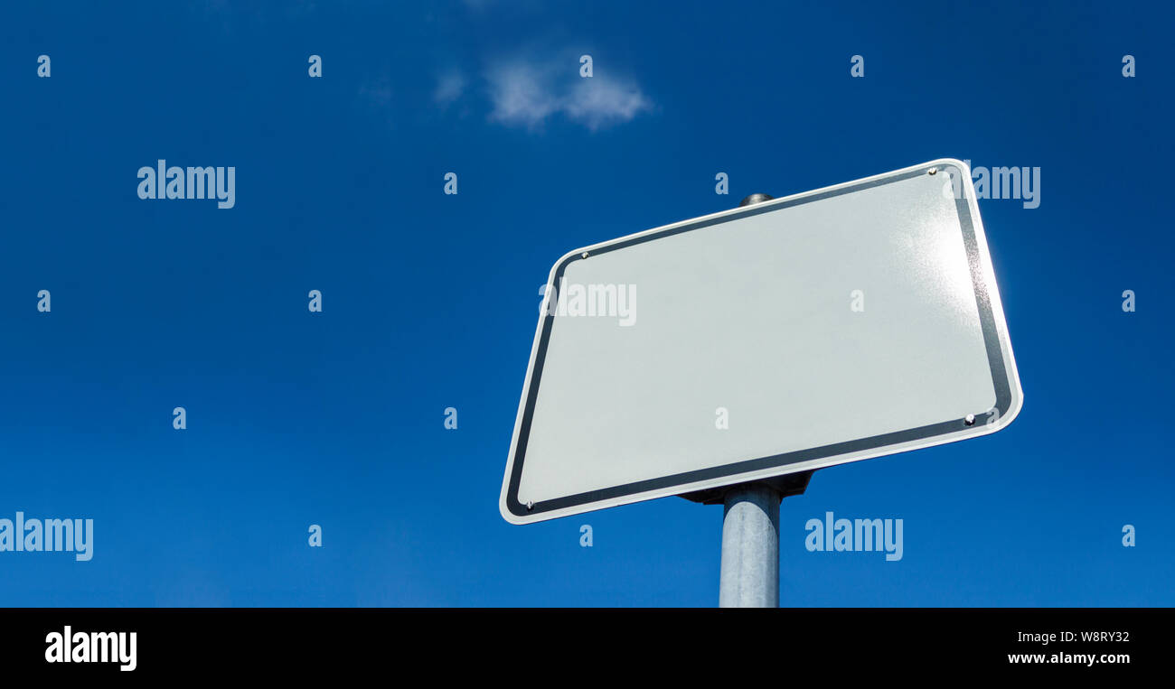 Leeres Schild Schild vor blauem Himmel Schild blanco Anzeige der Anzeigentafel Stockfoto