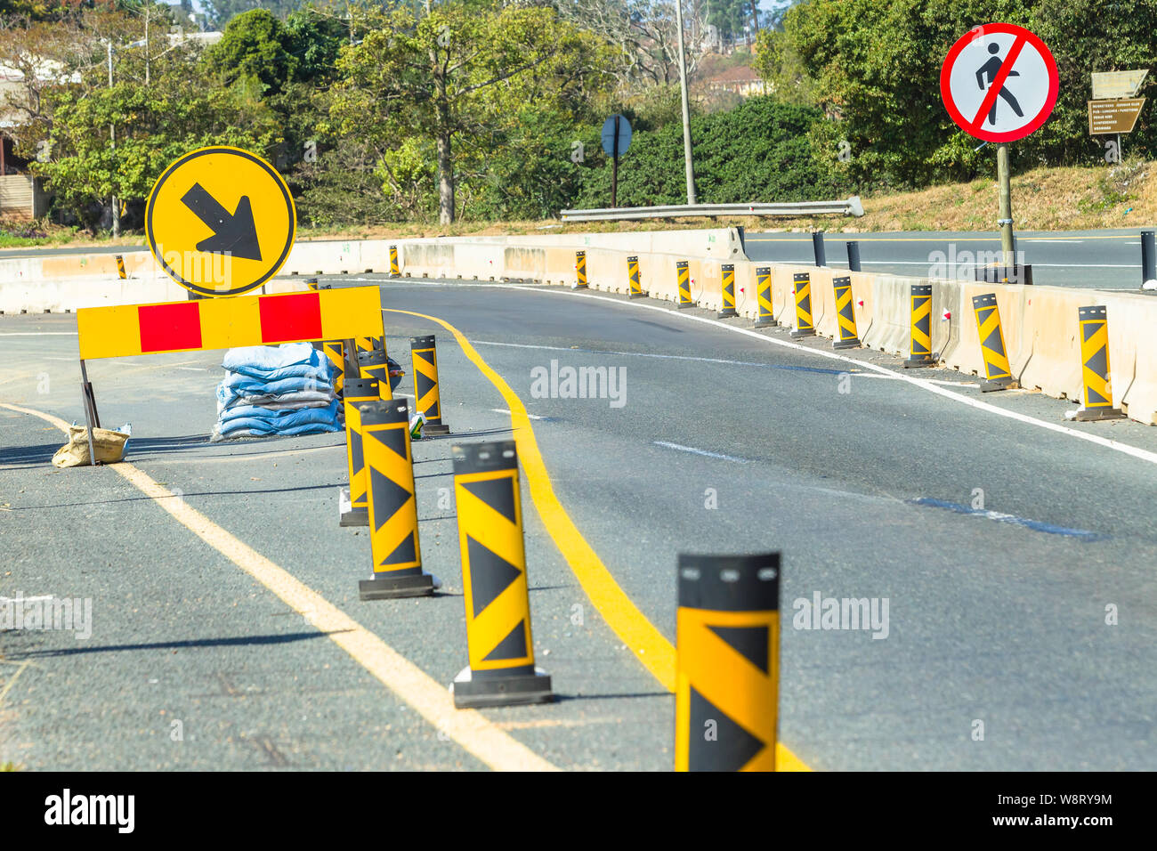 Straße Autobahn Abstecher Bauschilder zu Fahrbahn richtungen bei der industriellen Arbeit Verbesserungen. Stockfoto